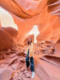Sun-Kissed Splendor: Discovering the Breathtaking Beauty of Antelope Canyon!