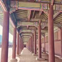 Step into a Joseon Dynasty Dream: Solo Traveler’s Guide to Gyeongbokgung Palace"** 🏯🌸