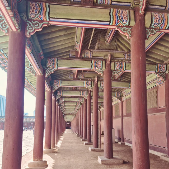 Step into a Joseon Dynasty Dream: Solo Traveler’s Guide to Gyeongbokgung Palace"** 🏯🌸