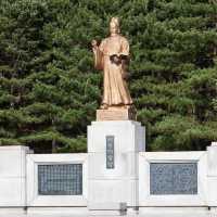 Royal Tombs & Mountain Fortresses: A Historic Day Trip from Seoul with a Creative Twist"** 🏯🎨