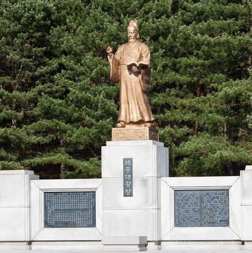 Royal Tombs & Mountain Fortresses: A Historic Day Trip from Seoul with a Creative Twist"** 🏯🎨