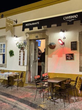 温かいサービスと海の味が流れるレストラン – Cantinho