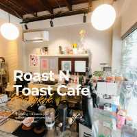 ☕ Roast n Toast Café – กลิ่นหอมกรุ่นใจกลางจตุจักร