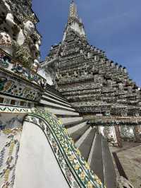 พระปรางค์ใหญ่ล้อมกรอบแสงเย็น – ลานกว้างหน้าวัด