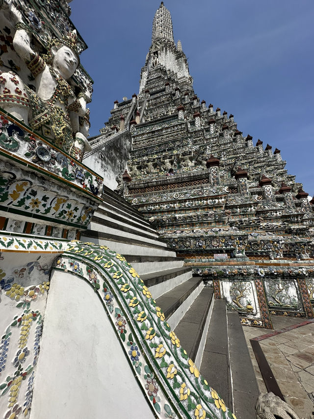 พระปรางค์ใหญ่ล้อมกรอบแสงเย็น – ลานกว้างหน้าวัด
