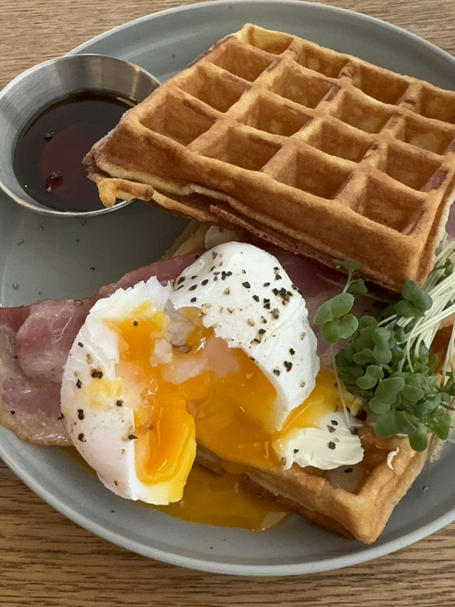 注文ごとに焼き上げるアメリカンワッフルが楽しめる！