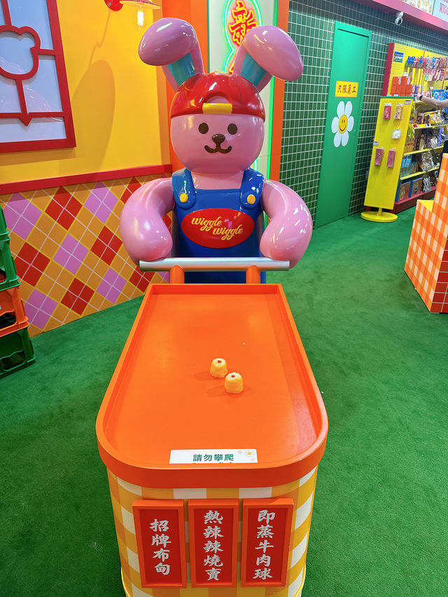🐻啟德AIRSIDE超萌登場！Wiggle Wiggle港式茶餐廳＋2米高公仔＋300款潮物＋角色甜品！