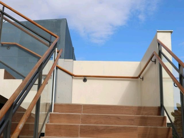位於屏東車城海口沙灘的「看海美術館」，是一座以大海為背景的獨特藝術展館。