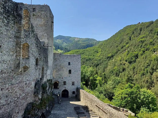 ストレチュノ城 – Strečniansky hrad ストレチュノ城 – Strečniansky hrad
