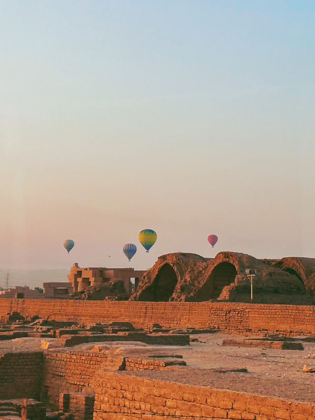 🌟 Colossi of Memnon – Luxor, Egypt