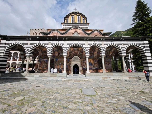 色彩斑斕的東正教傑作#里拉修道院 (Rila Monastery)-保加利亞丘斯滕迪爾州