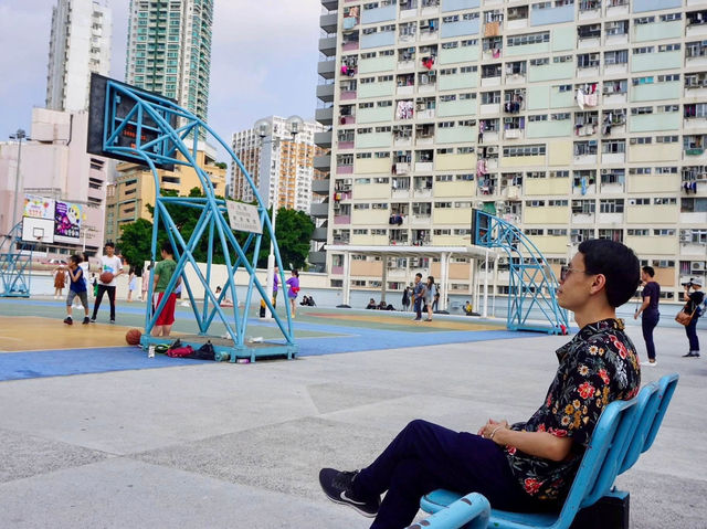 สนามบาสเก๋ๆ ฮ่องกง ฉากหลังตึกสีพาสเทล 🌈