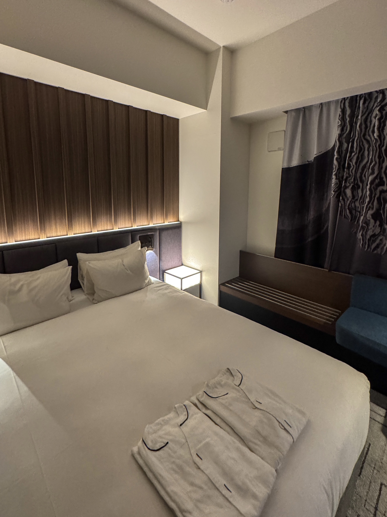 步行15分鐘即可到達大阪市中心道頓堀。飯店門前就有全家便利商店,步行2分鐘即可到達7-11便利商店,步行3分鐘即可到達羅森便利商店,是旅客的理想之選。房間比同價位的其他住宿更寬敞,有足夠的空間打開兩個隨身行李箱並四處走動。房間非常乾淨,二樓有冰塊、微波爐、自動販賣機和洗衣機/烘乾機,方便洗衣。如果您正在尋找大阪道頓堀和便利商店附近經濟實惠的住宿,我強烈推薦心齋橋定製飯店!
📍心齋橋訂製飯店
▫️日本〒542-0081 大阪市中央區南船場2丁目−6−25 Bespoke Hotel Shinsaibashi 1F
▫️入住:下午 3:00 / 退房:上午 11:00
#旅遊指南