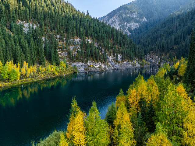 Kaindy Lake (ทะเลสาบไคน์ดี) ทะเลสาบในหุบเขาเทียนซา
