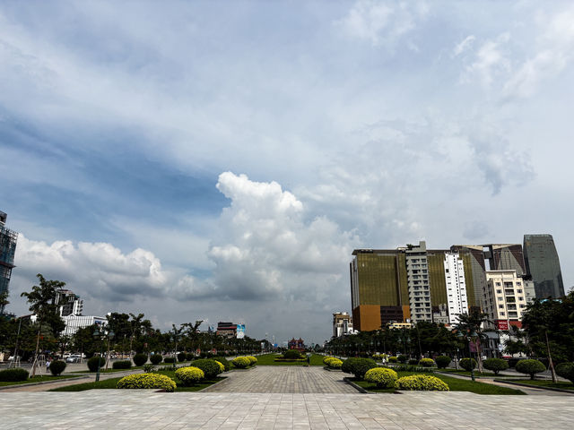 🇰🇭 獨立紀念碑វិមានឯករាជ្យ+西哈努克國王紀念公園ស្ដូបព្រះ ករុណា ព្រះបាទសម្តេច នរោត្តម សីហនុ "ព្រះបរមរតនកោដ្ឋ"  