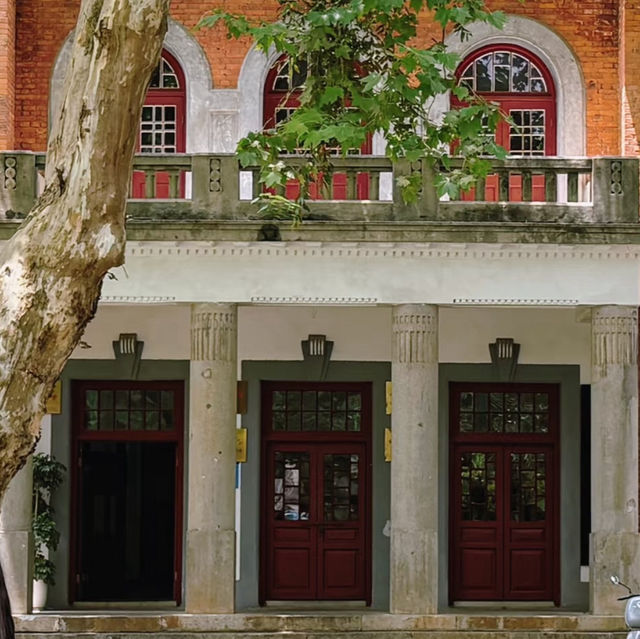 🎓 Hunan University — The Romance of Red Bricks and Sunshine 🌤 🎓 Hunan University — The Romance of Red Bricks and Sunshine 🌤