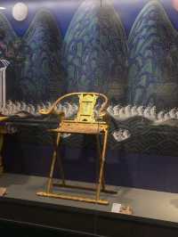 단순한 가구가 아니라 왕의 품격과 권위를 상징하는 예술 작품