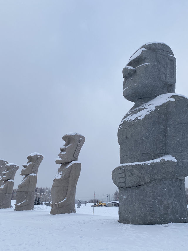【北海道｜札幌近郊冬季限定】湯咖哩暖胃→雪中頭大佛＋復活島摩艾→白之戀人公園夜燈全亮，完美一天