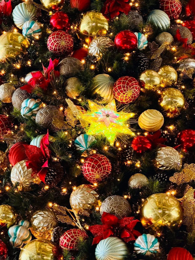 Neon Noel: Hong Kong's Dazzling Urban Christmas Tapestry Neon Noel: Hong Kong's Dazzling Urban Christmas Tapestry