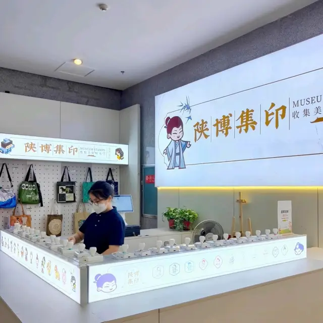 ร้านขายของที่ระลึกธีมพิพิธภัณฑ์ในตรอกเล็กๆ。