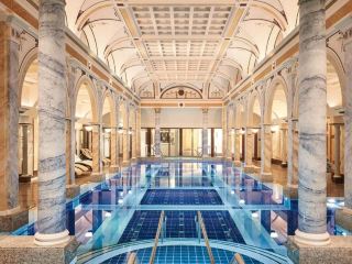 🏔️ 8. Grand Resort Bad Ragaz, Bad Ragaz

🇨🇭 Grand Resort Bad Ragaz คือรีสอร์ตสุขภาพและโรงแรมระดับ 5 ดาวที่ได้รับการยอมรับว่าเป็นหนึ่งในจุดหมายด้าน Wellness Luxury ที่ดีที่สุดของยุโรป ตั้งอยู่ในเมือง Bad Ragaz ท่ามกลางหุบเขา Rhine Valley และเทือกเขาแอลป์ โดยมีชื่อเสียงจากน้ำแร่ธรรมชาติอุ่นที่ไหลมาจาก Tamina Gorge ซึ่งใช้ในการบำบัดมานานกว่า 700 ปี

✨ รีสอร์ตแห่งนี้ผสมผสานความหรูหรากับการดูแลสุขภาพได้อย่างลงตัว บรรยากาศเงียบสงบ รายล้อมด้วยสวนสวย สนามกอล์ฟ และวิวภูเขา เหมาะสำหรับการพักผ่อน ฟื้นฟูร่างกาย และใช้เวลาคุณภาพอย่างแท้จริง

🛏️ ห้องพักและห้องสวีทตกแต่งในสไตล์ร่วมสมัยที่แฝงความคลาสสิก ใช้โทนสีอบอุ่น เฟอร์นิเจอร์ไม้คุณภาพสูง และหน้าต่างบานใหญ่ที่เปิดรับวิวสวนหรือภูเขา ทำให้ทุกห้องเต็มไปด้วยแสงธรรมชาติและความผ่อนคลาย

🍽️ อาหารเช้าของโรงแรมขึ้นชื่อเรื่องคุณภาพและความหลากหลาย ทั้งขนมปังอบสด ชีสสวิส ผลไม้ตามฤดูกาล น้ำผลไม้คั้นสด และเมนูเพื่อสุขภาพ พร้อมห้องอาหารระดับ Fine Dining ที่ได้รับรางวัลหลายแห่งภายในรีสอร์ต

🛁 ห้องน้ำตกแต่งด้วยหินอ่อนและวัสดุคุณภาพสูง มีอ่างอาบน้ำขนาดใหญ่และฝักบัวเรนชาวเวอร์ พร้อมสิ่งอำนวยความสะดวกครบครัน ให้ความรู้สึกเหมือนสปาส่วนตัว

💆 ไฮไลต์ของที่นี่คือ Thermal Spa ที่ใช้น้ำแร่ธรรมชาติอุณหภูมิอุ่น พร้อมสระว่ายน้ำในร่มและกลางแจ้ง ซาวน่า ห้องอบไอน้ำ และโปรแกรมสุขภาพที่ออกแบบโดยผู้เชี่ยวชาญระดับนานาชาติ

⛳ นอกจากนี้ยังมีกิจกรรมมากมาย เช่น เล่นกอล์ฟ เดินป่า ปั่นจักรยาน ชิมไวน์ในไร่องุ่น และเที่ยวชมหมู่บ้านสวิสที่งดงามโดยรอบ

📍 จุดเช็คอินรอบๆ

Tamina Gorge

Tamina Thermal Baths

Pizol Mountain

Rhine Valley

Heidiland

Bad Ragaz Golf Club

Swiss Vineyards

💎 Grand Resort Bad Ragaz คือจุดหมายปลายทางสำหรับผู้ที่ต้องการสัมผัสการพักผ่อนระดับเวิลด์คลาส พร้อมการดูแลสุขภาพ ความหรูหรา และธรรมชาติอันงดงามของสวิตเซอร์แลนด์ในที่เดียว

#GrandResortBadRagaz #BadRagaz #SwitzerlandLuxury #WellnessResort #LuxurySpa #FiveStarHotel #LuxuryTravel #BucketListHotel #SwissAlps #WorldClassWellness