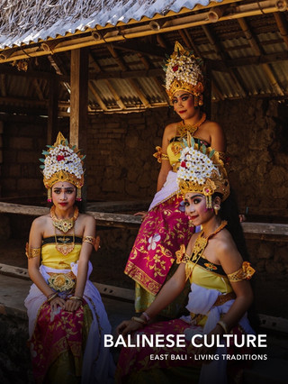 Amankila adalah Bali klasik bagi para pelancong yang siap menjelajahi tempat-tempat yang belum banyak dikunjungi di pulau ini.

Resor ini terletak di Bali Timur, di atas Selat Lombok. Tidak ada kehidupan malam Seminyak dan tidak ada keramaian Ubud. Sebaliknya, lanskapnya ditandai oleh perbukitan, laut, desa-desa kecil, pura, dan kolam renang tiga tingkat yang terkenal yang telah menjadi bagian dari sejarah visual Aman.

Suite-suite diatur di sepanjang lereng bukit dan dihubungkan oleh jalan setapak melalui tanaman hijau tropis. Interiornya sengaja dibuat sederhana, dengan kayu hangat, batu, cahaya lembut, dan udara yang lapang. Di siang hari, Anda dapat turun ke beach club, menjelajahi pantai dengan perahu tradisional, snorkeling, atau menuju ke pedalaman untuk menemukan sisi Bali yang lebih tenang. Di malam hari, suasana menjadi lebih tenang, dan saat itulah Amankila terasa paling tepat. Tidak ada yang bersaing untuk mendapatkan perhatian dengan lanskapnya.

Hotel ini cocok untuk pasangan, pelanggan setia Aman, dan para pelancong yang telah mengunjungi Bali selatan dan menginginkan sesuatu yang lebih privat dan abadi. Hotel ini tidak dirancang untuk menawarkan banyak pilihan restoran, pertunjukan, atau kehidupan sosial yang ramai. Kemewahannya adalah ruang, ketenangan, pelayanan yang penuh perhatian, dan akses ke bagian pulau yang hanya dilewati oleh banyak pengunjung.

Kekurangan yang jujur ​​adalah lokasinya. Transfer dari bandara membutuhkan waktu, dan perjalanan santai ke Seminyak atau Canggu tidak praktis. Amankila paling cocok sebagai bagian tersendiri dari rencana perjalanan Bali daripada sebagai basis untuk menjelajahi setiap sudut pulau.

Saran saya adalah menggabungkan dua atau tiga malam di sini dengan Ubud atau pantai selatan. Kontras tersebut membuat kedua pengalaman menjadi lebih berkesan. Sisihkan setidaknya satu hari penuh untuk bersantai: sarapan tanpa terburu-buru, waktu di tepi kolam renang, beberapa jam di dekat laut, perawatan, dan makan malam santai.

Apakah Anda akan menghabiskan hari pertama Anda di kolam renang ikonik atau menjelajahi Bali Timur dari perairan?

#Bali #BaliTimur #Amankila #AmanHotels #PerjalananMewah #HotelBali #MomenPerjalanan