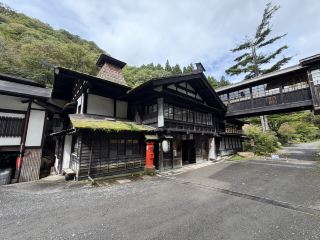 這座百年溫泉宅邸裡，藏著「慢」的藝術與時光回廊！👘🌸