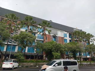 The ultimate "resort vibe" near the airport! A strategic location perfect for layovers and short overnight stays! ✈️