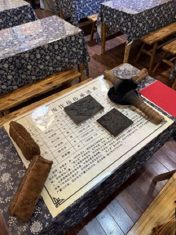 Explore the origins of Nianhua (年画) art in Hunan.