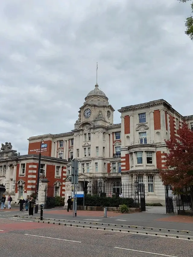NHS Building at Manchester University: Elegance in Everyday Care