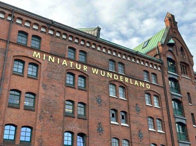 Hamburg's Top Attractions & Spooky Halloween Vibes 🕸️