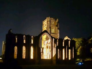 歴史的な遺跡が夜にライトアップされる