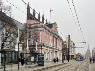 Росток (Rostock) расположен на северо-востоке Германии, в устье реки Варнов (Warnow), на побережье Балтийского моря, население составляет около.