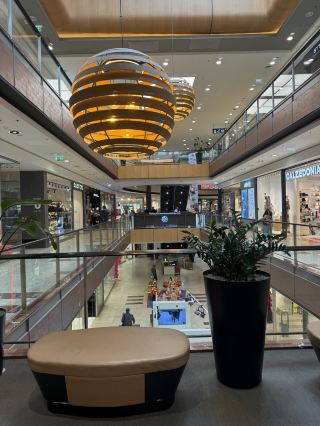 Gdansk Shopping Map! Weekend Shopping Guide to Galeria Bałtycka 🛍️✨ How can you visit Gdansk and miss this amazing shopping mall! Today I'm stocking up at Galeria Bałtycka, which is as lively and atmospheric as ever 💃. Upon entering, I was immediately drawn to the huge, eye-catching spherical chandelier in the atrium; the warm light makes for great photos with a modern design feel! To the right is my favorite, CALZEDONIA—perfect for finding stylish black stockings or knitwear this fall/winter; to the left is PARFOIS, with its French-style accessories, a dazzling array of bags and jewelry 💍👜. When you get tired of shopping, just relax on the sofas in the atrium's lounge area, watch the crowds below, and enjoy the slow pace of a European city afternoon. 📍 Location: Galeria Bałtycka, Poland 🏷️ #PolandShopping #Głtycka #EuropeanLifestyle #ShoppingOutfits #EuropeanDailyLife #ShoppingSharing