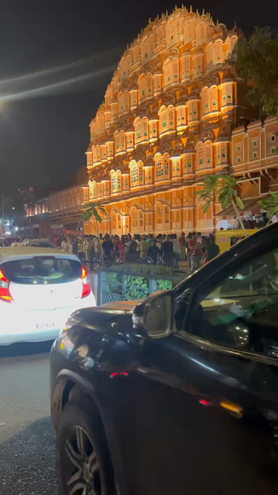 Hawa Mahal, Jaipur 🇮🇳
The beautiful “Palace of Winds,” surrounded by the busy streets of Jaipur, packed with cars, motorcycles, and rickshaws. 🚗🏍️🛺
A vibrant and lively city!