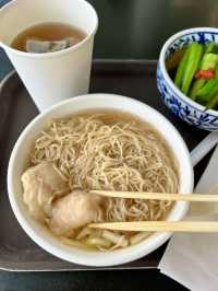 香港旅行の最後に空港で食べられる海老ワンタン麺