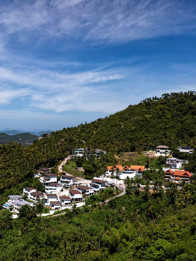 蘇梅島有塊平衡石，立於懸崖，高聳奇特