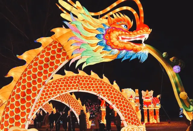 Shushanzhuang carries the Forbidden City in Beijing, and introduces the Spring Festival lantern fair without getting lost