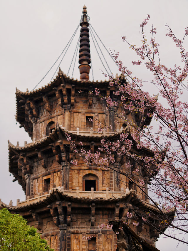 泉州開元寺仁壽塔，宋塔上有明代的孫悟空