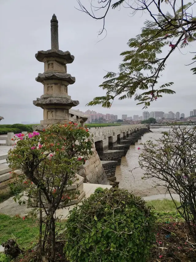 洛陽橋始建於北宋皇祐年間（公元1053年），為北宋大書法家蔡襄主持修建，歷時6年完工