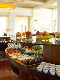 🏨✨ Canberra's Finest: Hyatt Hotel's Cultural Charm 🌟🍃