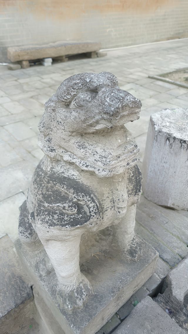 據說古時有五千僧侣，而今竟無人問津。