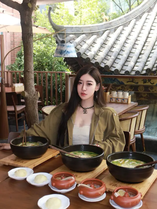 Wow! I found an amazing Yunnan rice noodle restaurant.