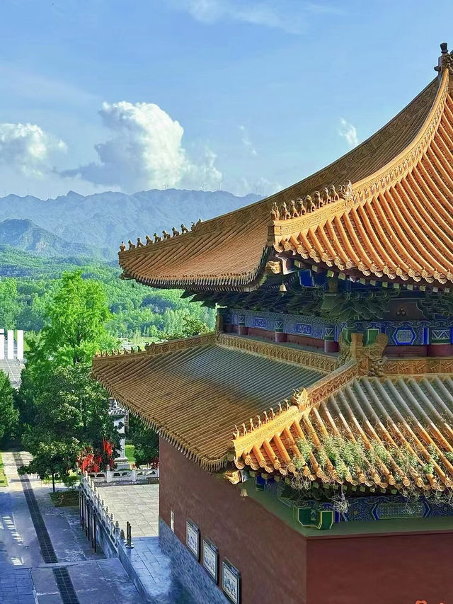 仰望壯麗佛像，感受中原大佛的神聖震撼