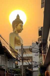 Discovering Bangkok's Giant Buddha: 5 Essential Tips