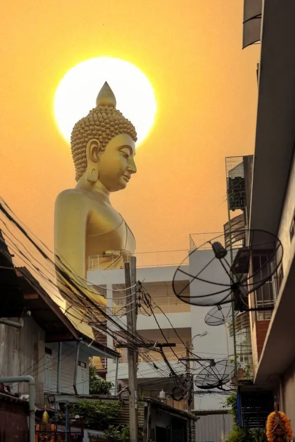 Discovering Bangkok's Giant Buddha: 5 Essential Tips