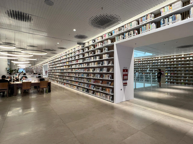 廣東深圳圖書館北館｜一逛一個不吱聲，還免費。