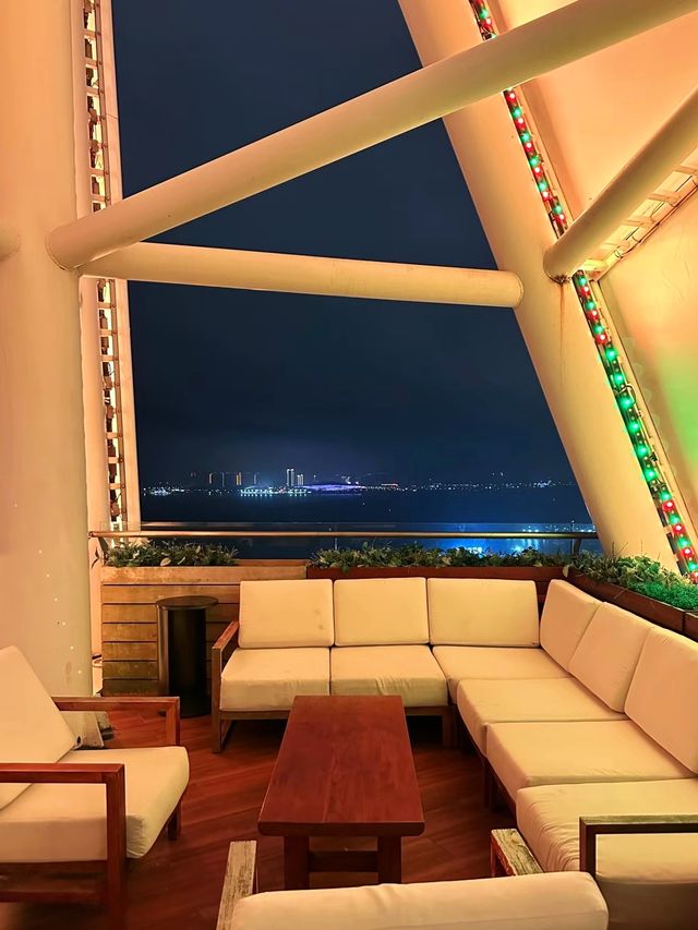 無邊泳池面向大海