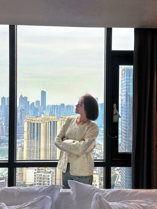 在44樓高空看江景咯