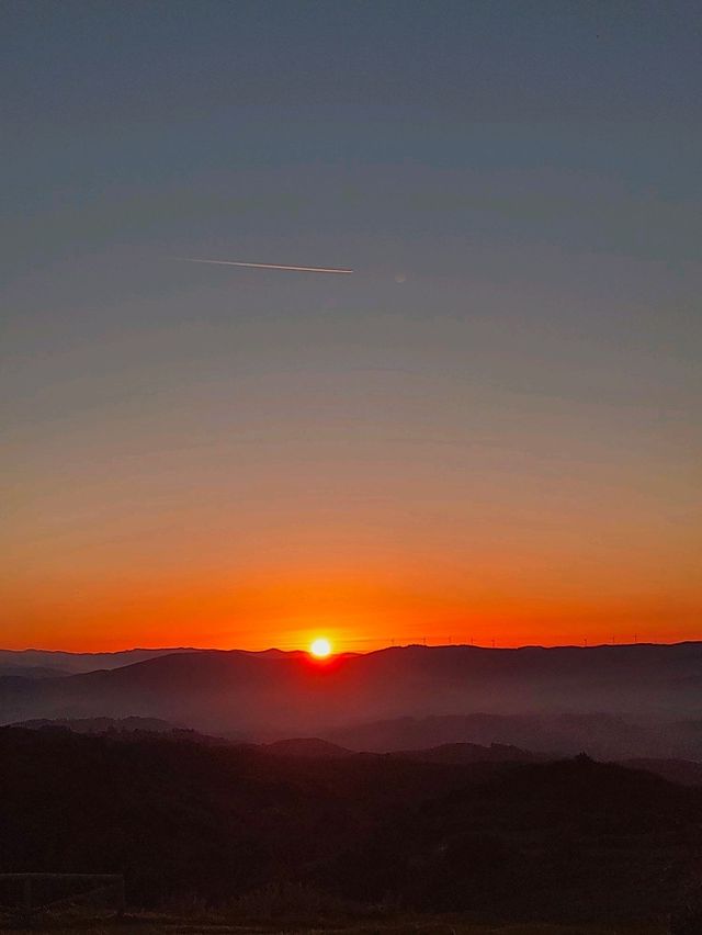 Magical Sunset from Monte Naranco: A Breathtaking View of Oviedo 🌅🏞️